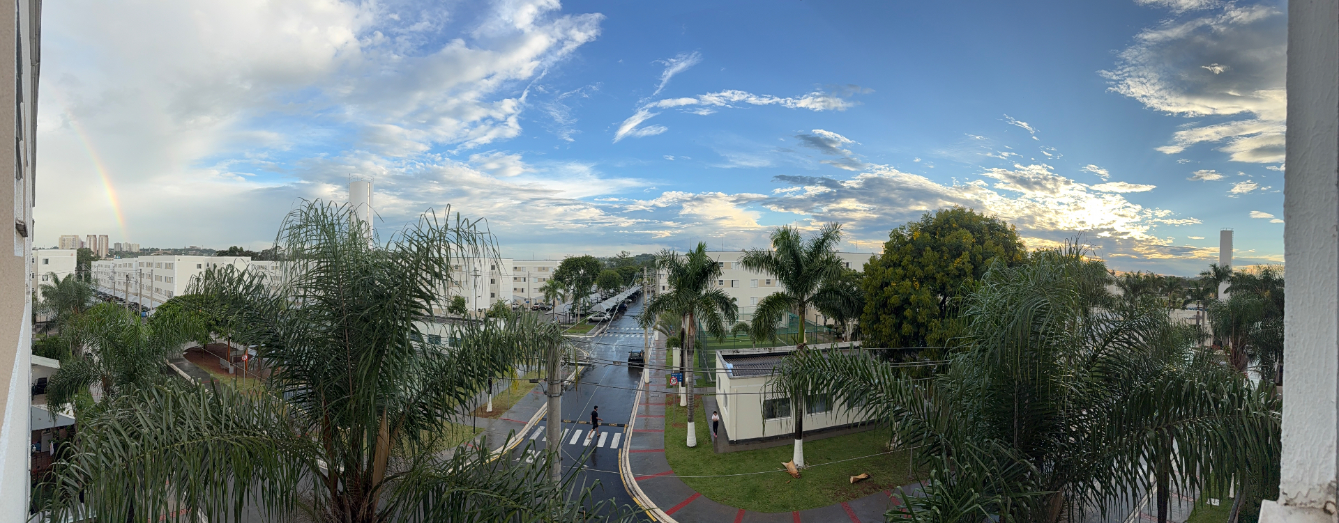 Vista da varanda do apartamento com arco-íris