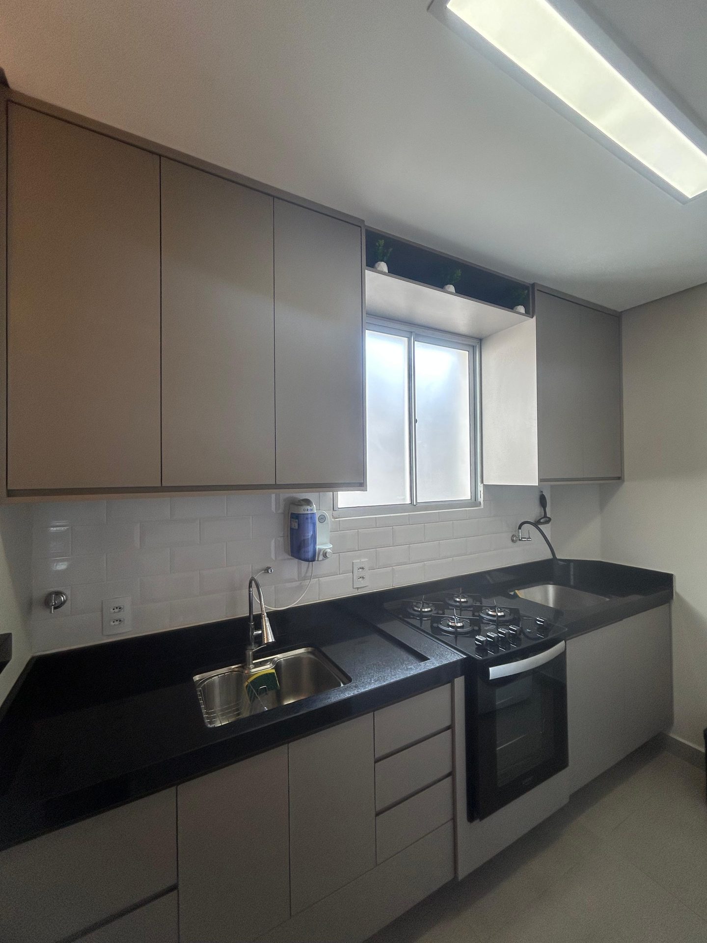 Cozinha planejada com bancada em granito e fogão embutido