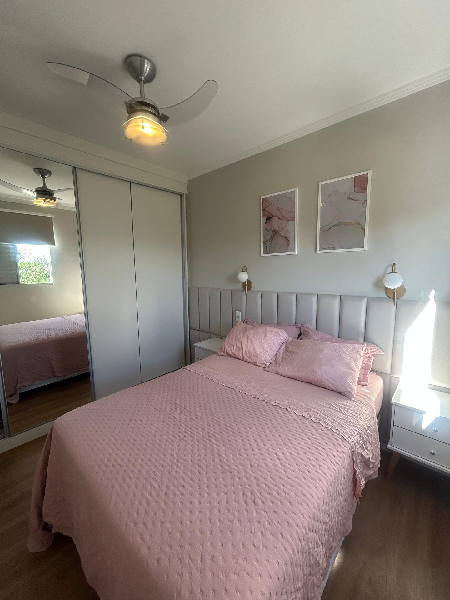 Quarto principal mobiliado com cama de casal