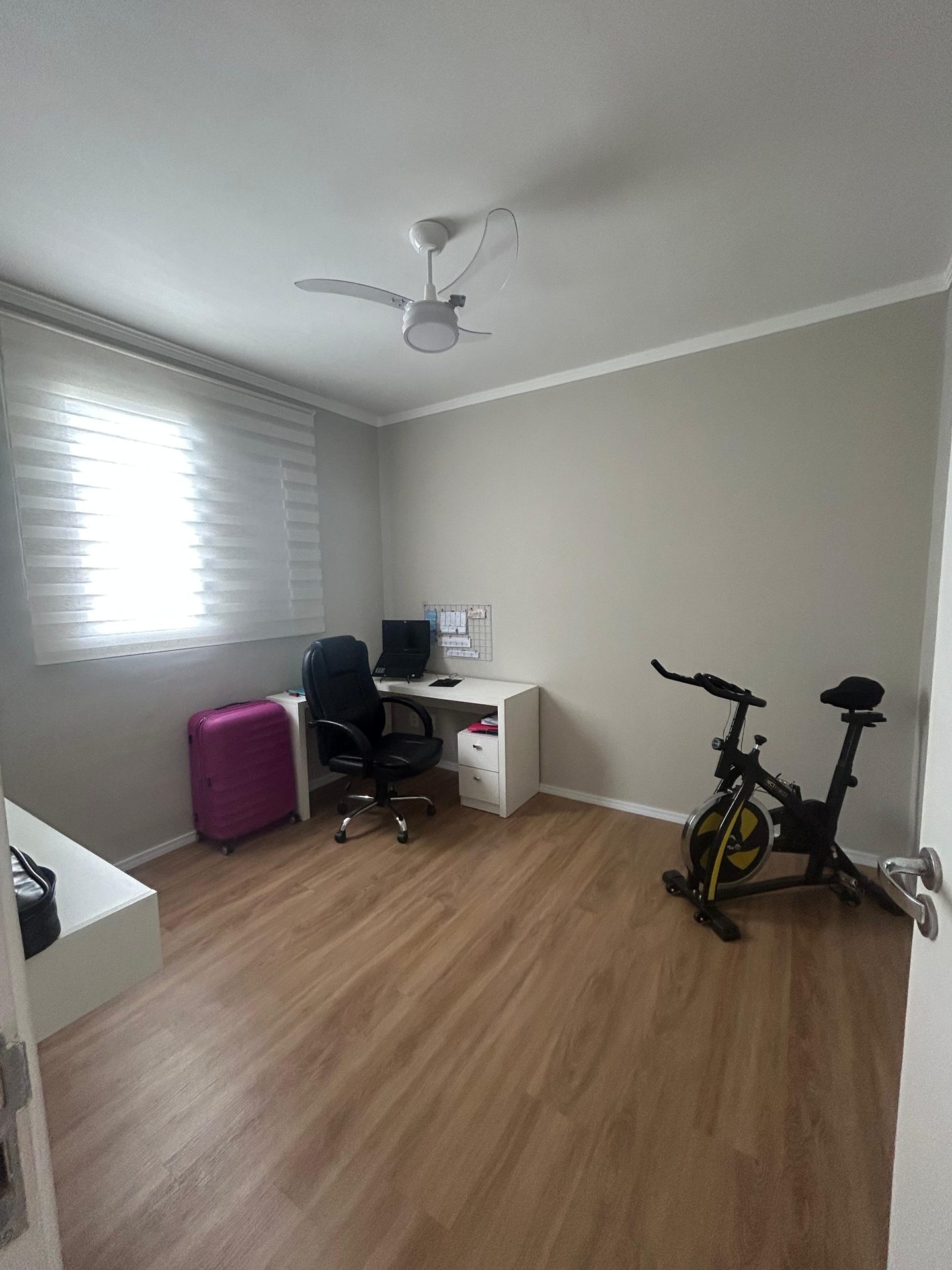 Espaço home office com bicicleta ergométrica