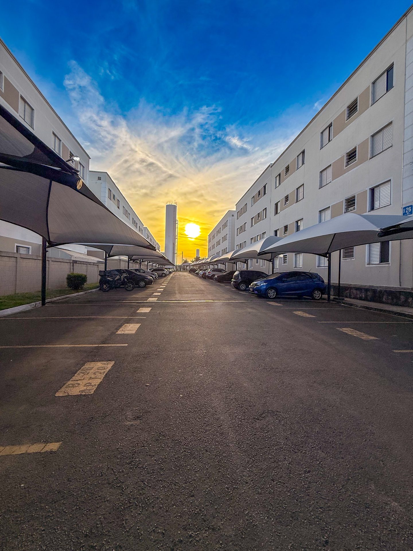 Pôr do sol visto da rua do condomínio