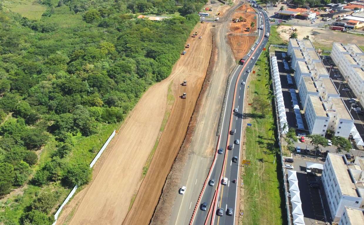 Vista aérea das obras de duplicação e construção de viaduto na SP-304, bem ao lado do condomínio em Santa Terezinha